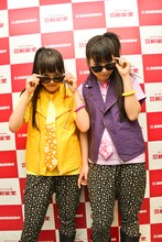 サングラスでクールに決める伊藤千由李（左）と大黒柚姫（右）。