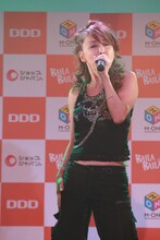 「BAILA BAILA 0（セロ）」DVD発売記念イベントで新曲を披露する杏子。
