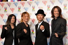 ガッツポーズで「GLAY EXPO」への意気込みを明かすGLAY。