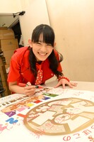 店内掲出用のポスターにメッセージを書き込む秋本帆華。