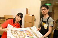 タワーレコード新宿店店員にメッセージ入りポスターを渡す秋本帆華。