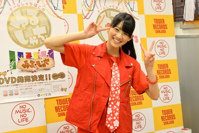 タワーレコード新宿店を訪れた秋本帆華。