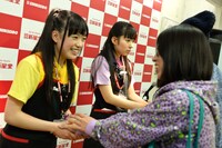 ファンと交流する伊藤千由李（左）と大黒柚姫（右）。