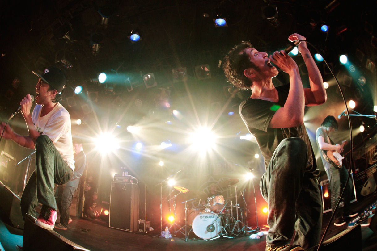 力強く歌唱するtommy（右）と一成（左）。（Photo by HayachiN）