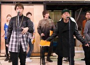 劇中で使用される楽曲「96,000」をパフォーマンスする松下優也とMicro。
