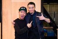 制作発表にてガッチリと肩を組んだMicroとKREVA。