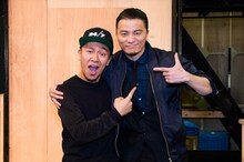 制作発表にてガッチリと肩を組んだMicroとKREVA。