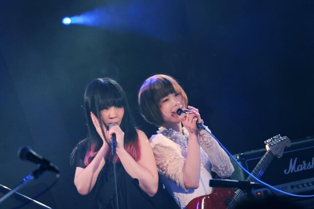 左から大森靖子、後藤まりこ。