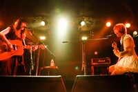 左から大森靖子、後藤まりこ。