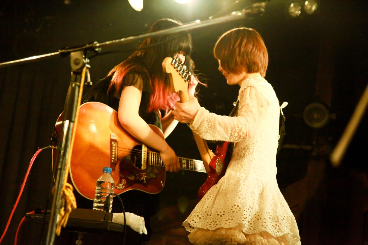 左から大森靖子、後藤まりこ。