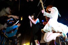 左から大森靖子、後藤まりこ。