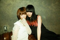 左から後藤まりこ、大森靖子。