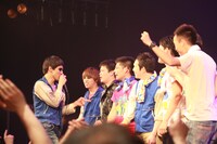 7人の男性ファンをステージに上げるマーヤLOVE。（撮影：松岡敦飛）