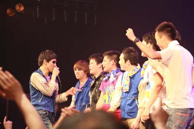 7人の男性ファンをステージに上げるマーヤLOVE。（撮影：松岡敦飛）