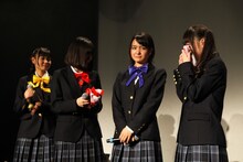 グループ卒業を発表した荒川ちか（左から2番目）、葵わかな（同3番目）。