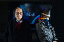 左から冨田勲、宇川直宏。