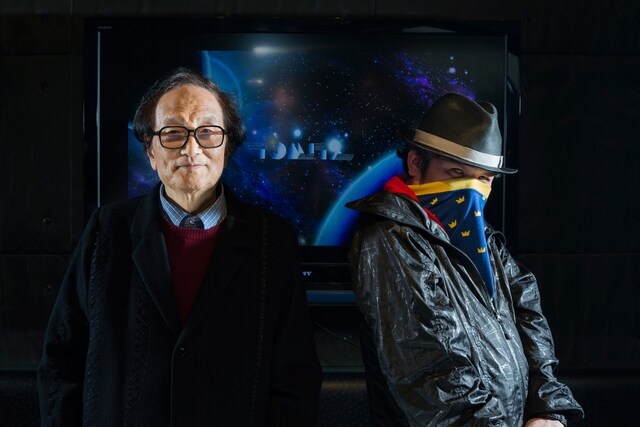 左から冨田勲、宇川直宏。