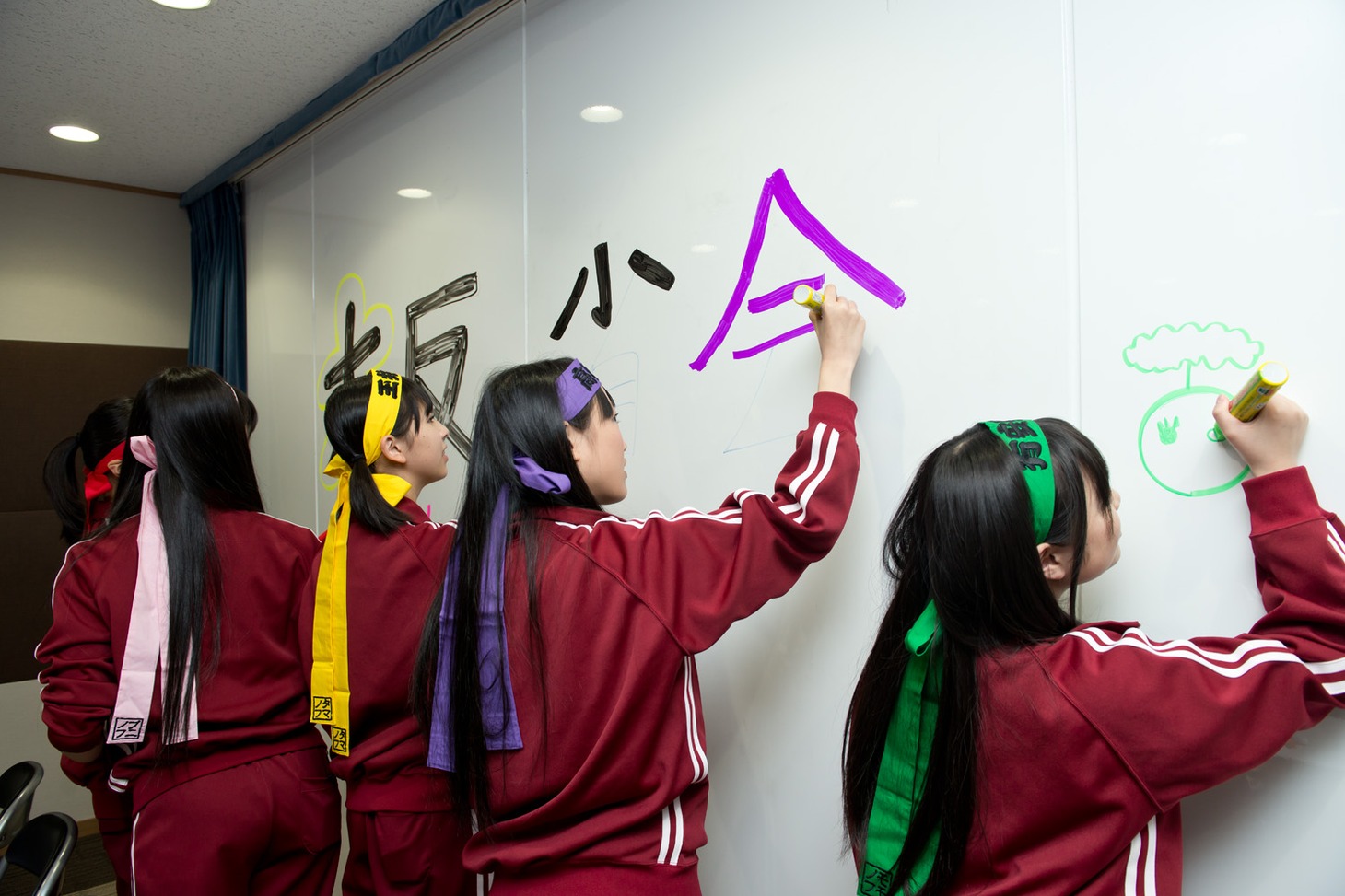 「天使とジャンプ！ももクロ大反省会！」のタイトルを描く様子。