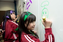 イラストを描く有安杏果。