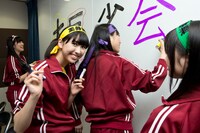 「天使とジャンプ！ももクロ大反省会！」のタイトルを描く様子。