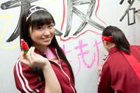 左から佐々木彩夏、百田夏菜子。