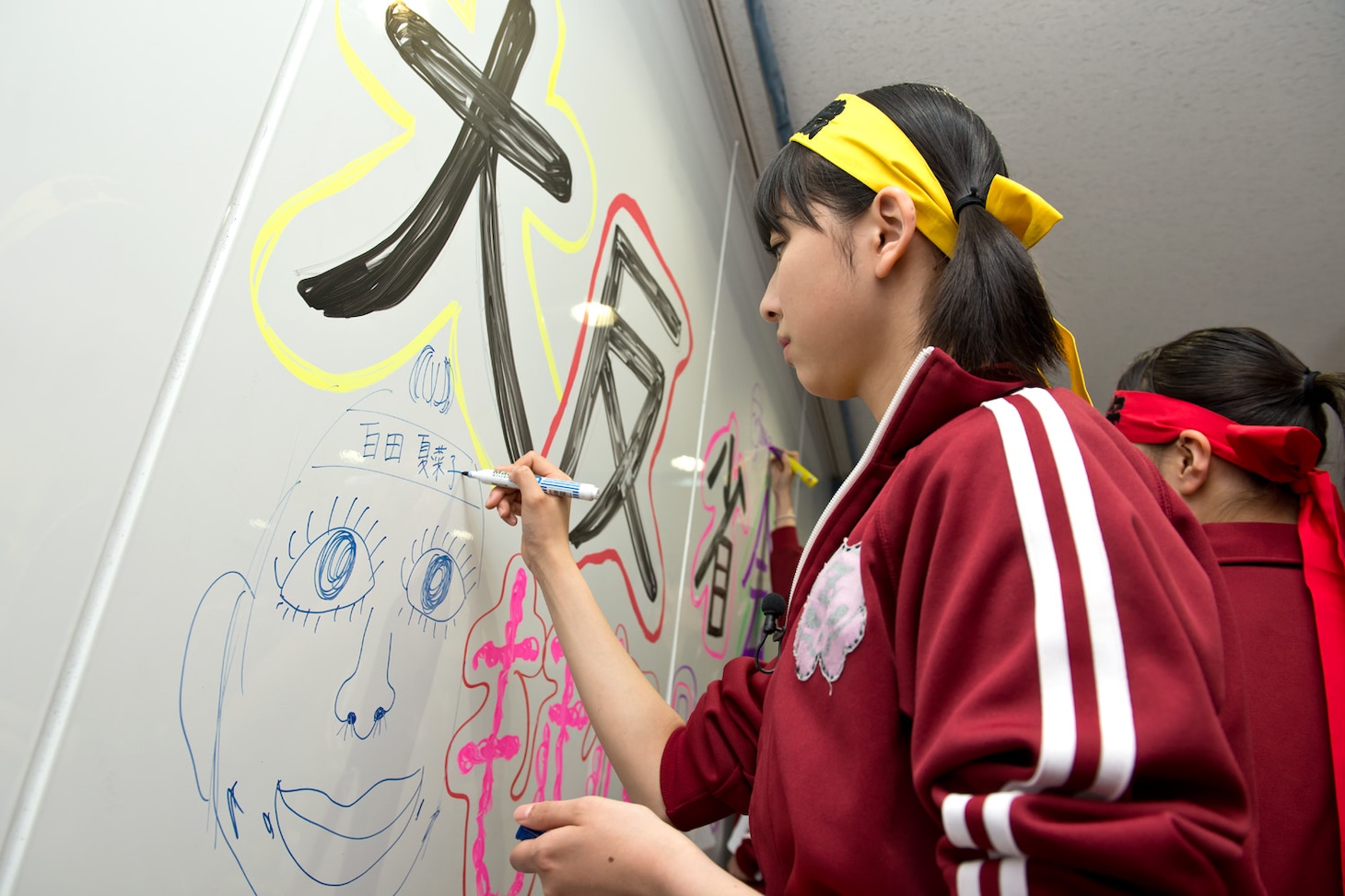 百田夏菜子の似顔絵を描く玉井詩織。