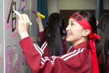 「天使とジャンプ！ももクロ大反省会！」のタイトルを描く百田夏菜子。