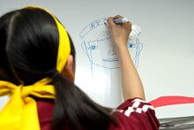 有安杏果の似顔絵を描く玉井詩織。