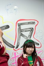 玉井が描いた似顔絵を指差す有安杏果。