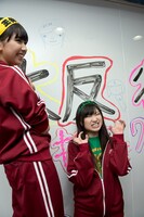 今週の人気の画像10位は「ももクロ主演ドラマBlu-rayに撮影振り返る“大反省会”」より、左から玉井詩織、有安杏果。