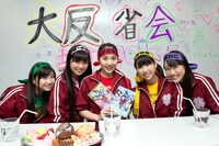 今週の人気の画像4位は「ももクロ主演ドラマBlu-rayに撮影振り返る“大反省会”」より、「天使とジャンプ！ももクロ大反省会！」収録の様子。