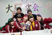 ももいろクローバーZと記念撮影をするプロデューサーの三鬼一希と演出の新田真三（後列左から）。