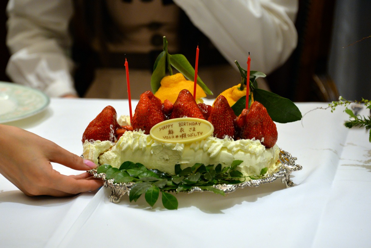 深川麻衣のお祝いで用意されたバースデーケーキ。