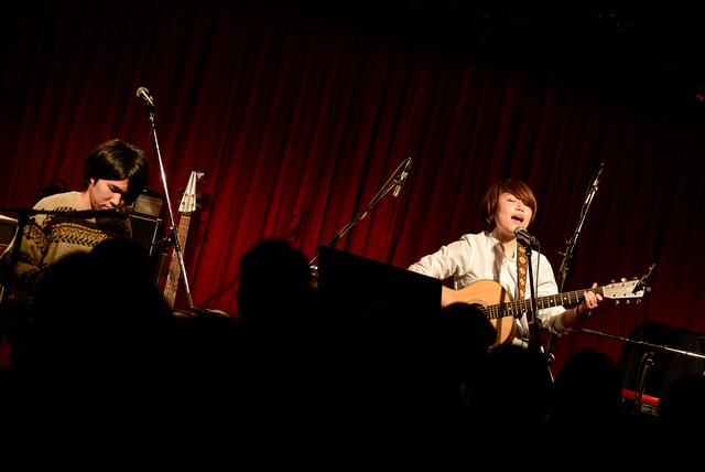 左から岡田拓郎（森は生きている）、関取花。