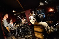 関取花「『いざ行かん』リリース記念ワンマンライブ」アンコールでのセッションの様子。