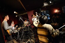 関取花「『いざ行かん』リリース記念ワンマンライブ」アンコールでのセッションの様子。