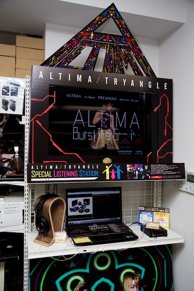 e☆イヤホン秋葉原店のALTIMA「TRYANGLE」試聴コーナー。