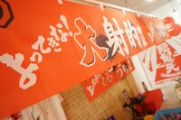 祭りの出店を思わせる「大怒髪展」会場内。