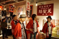 写真は3月18日に行われた「大怒髪展」レセプションパーティの様子。