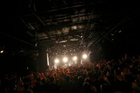 山崎あおい「1stワンマンライブツアー2014～アオイハル～」の様子。（撮影：石井亜希）