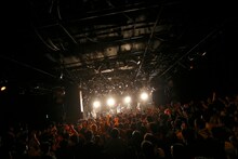 山崎あおい「1stワンマンライブツアー2014～アオイハル～」の様子。（撮影：石井亜希）