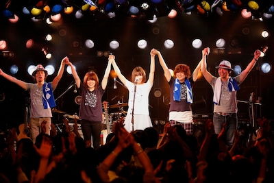 山崎あおい「1stワンマンライブツアー2014～アオイハル～」の様子。（撮影：石井亜希）