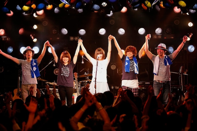 山崎あおい「1stワンマンライブツアー2014～アオイハル～」の様子。（撮影：石井亜希）