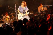 山崎あおい「1stワンマンライブツアー2014～アオイハル～」の様子。（撮影：石井亜希）