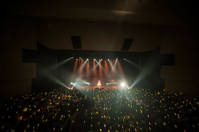 中島愛「Megumi Nakajima FINAL LIVE 『Thank You』」の様子。一面黄色いサイリウムで埋め尽くされた日本青年館。