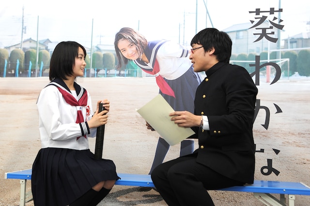 2人芝居を演じる葵わかな（左）と山里亮太（右）。