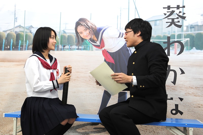 2人芝居を演じる葵わかな（左）と山里亮太（右）。