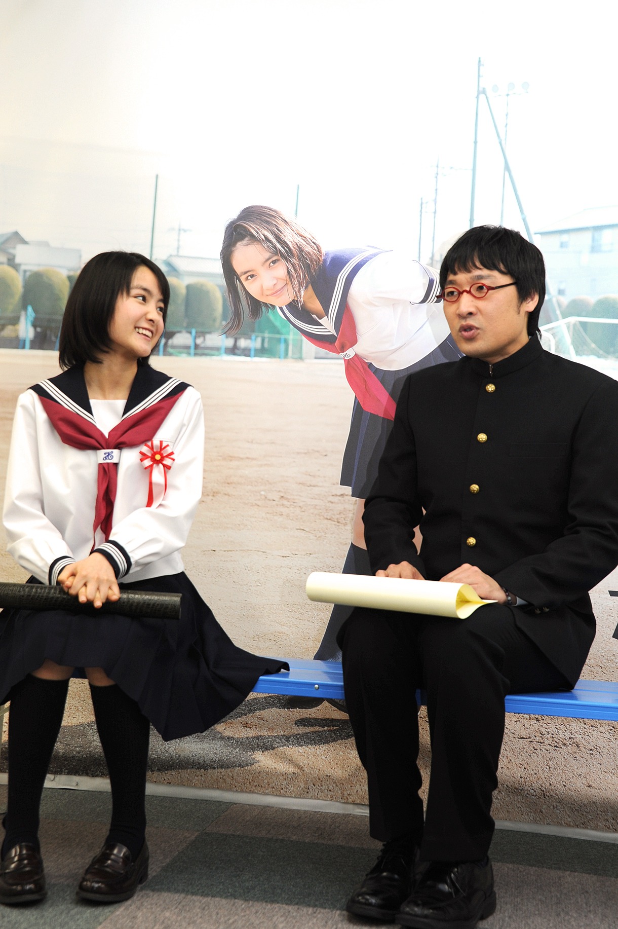 学生時代の思い出を聞かれ、「ホワイトデーの日、ゲタ箱にマシュマロを入れたら悪質なイタズラと判断され全校集会になった」と悲しい思い出を打ち明ける山里亮太（右）。