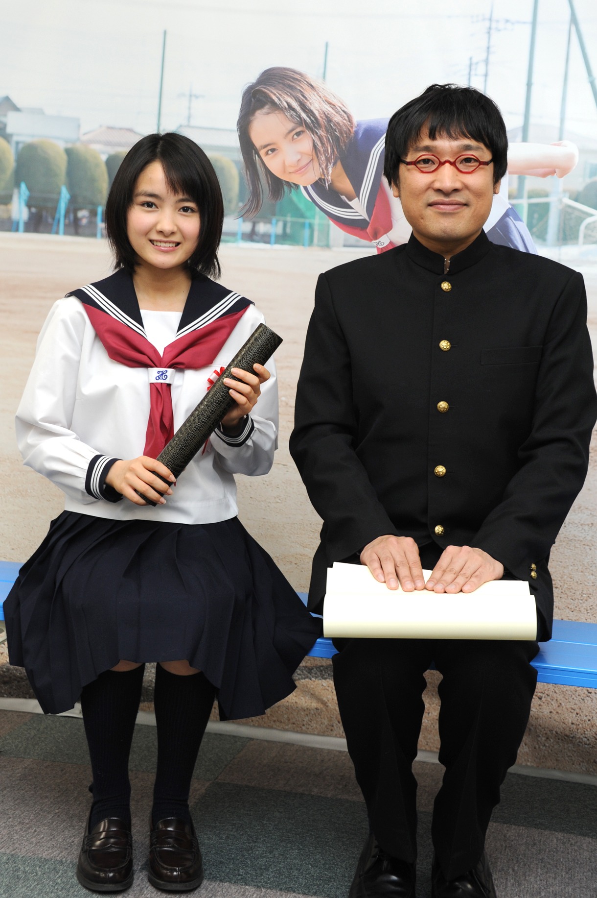 左から葵わかな、山里亮太。