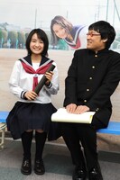 左から葵わかな、山里亮太。